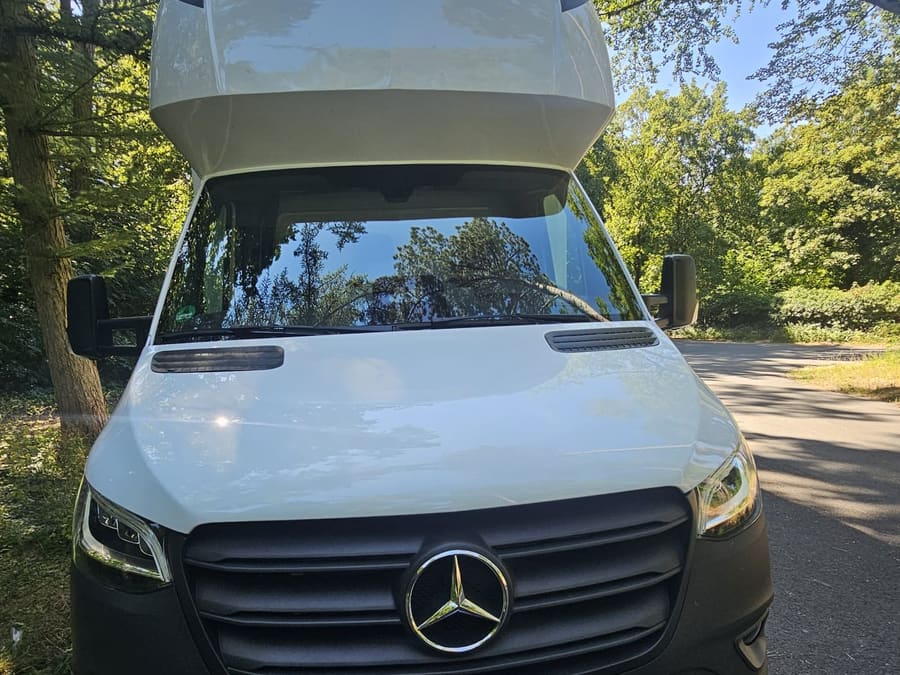 Mercedes-Benz Sprinter von vorne mit Frankfurter Kennzeichen